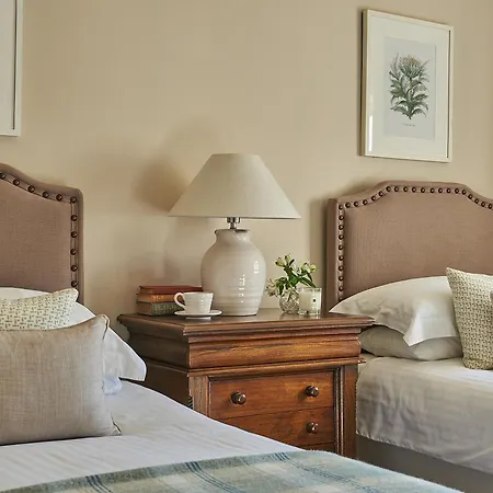 The Carrs Nyaraló Pickering